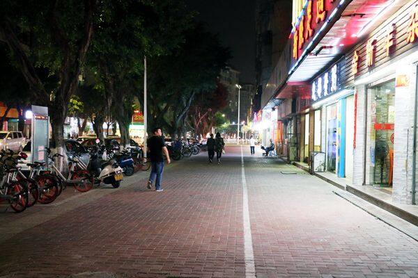 珠江路成灯光夜市一条街。