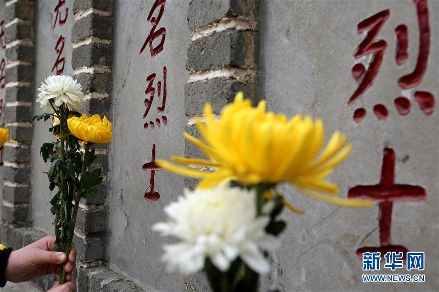 山东省枣庄市光明路小学的学生在枣庄革命烈士陵园向无名烈士墓碑献花（4月4日摄）。 新华社发（孙中喆 摄）