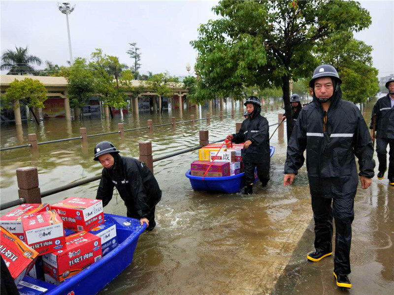 活跃在抗汛救灾前线的志愿者们。