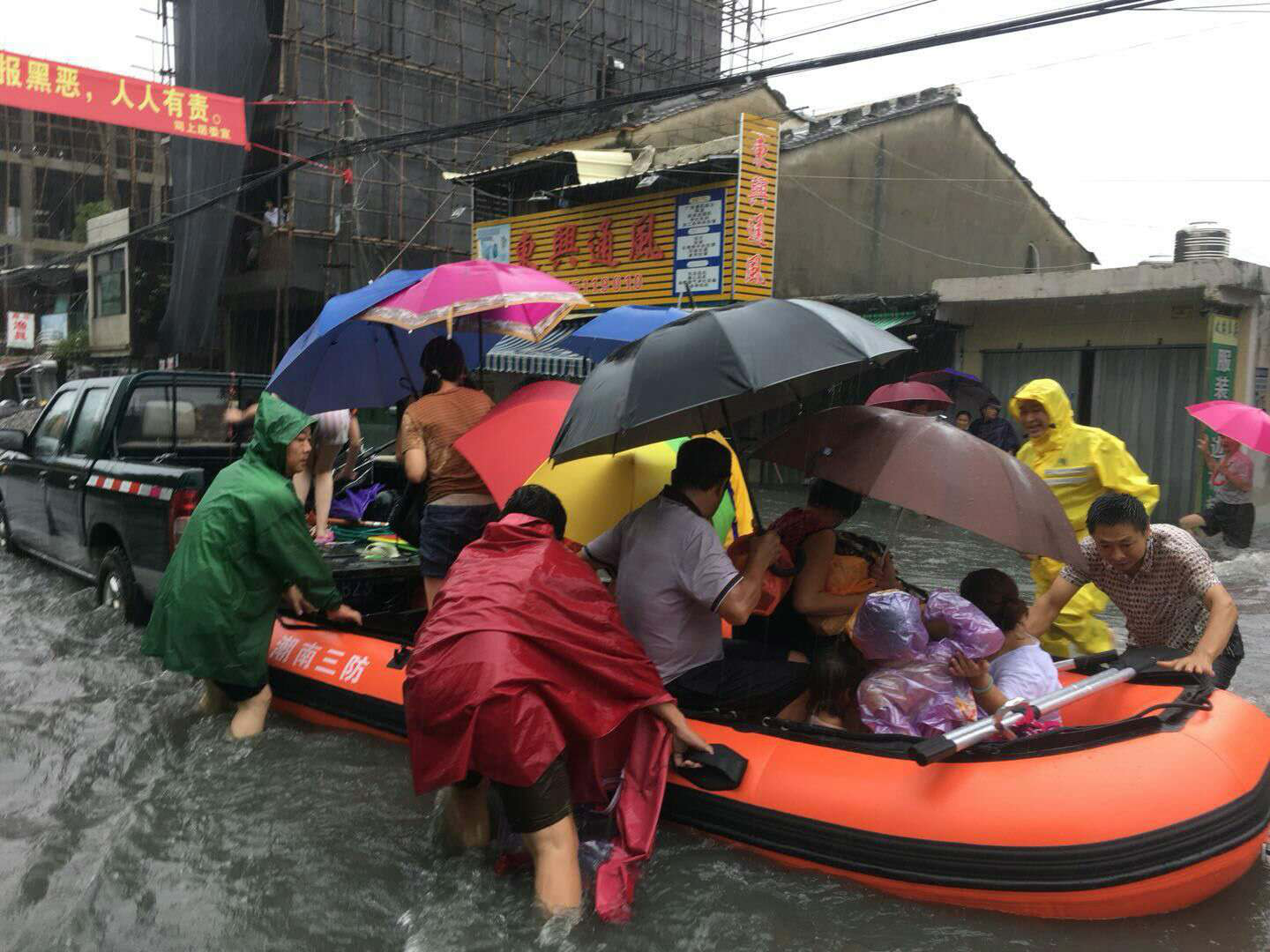 潮南区司马浦供电所人员在安全排查时积极参与抢险救灾工作。
