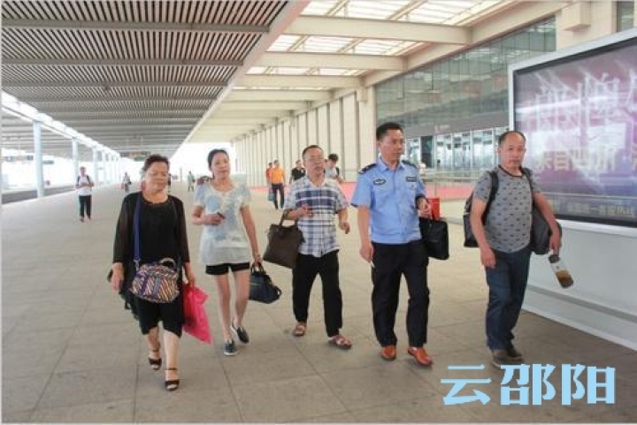 王伟一家人在民警的陪同下前往河南新乡