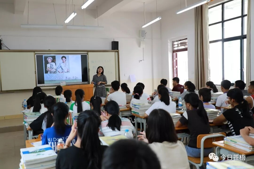 苍梧高级中学建成开学 首批新生报到