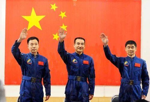 神七飞行的航天员翟志刚(中),刘伯明(右),景海鹏.