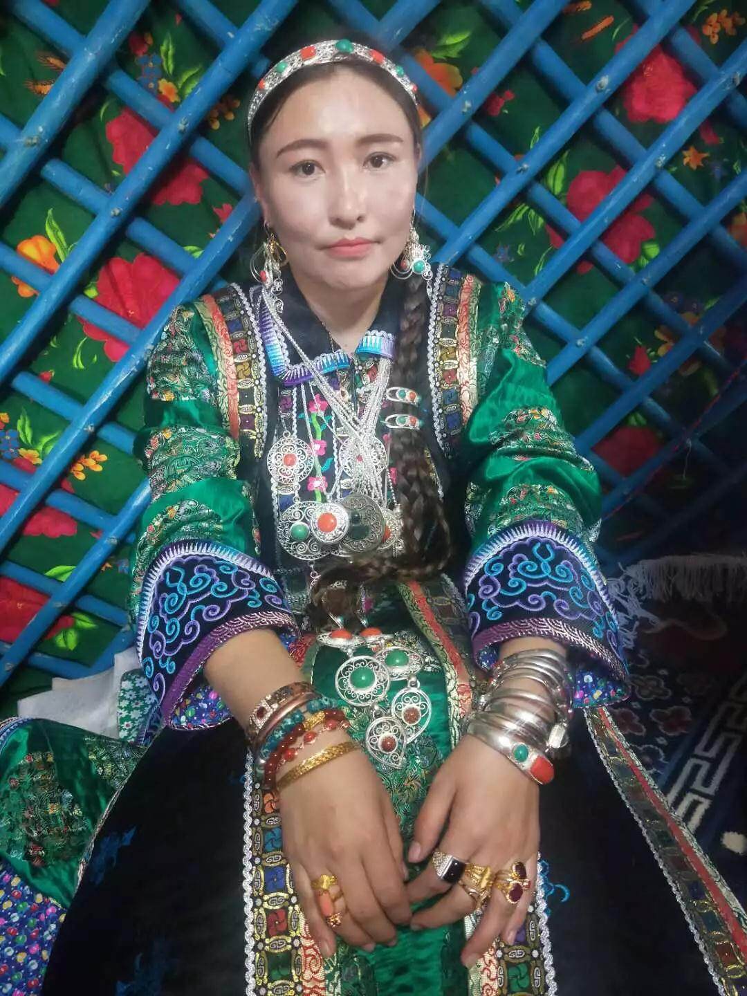牧民家的传统乌珠穆沁婚礼,让你大饱眼福!