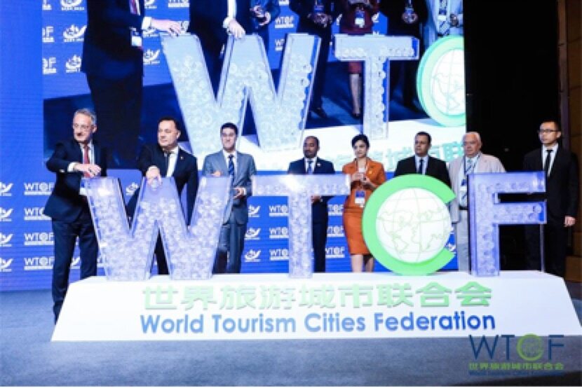 本届峰会新入会的新会员单位入会仪式 本届峰会新入会的新会员单位入会仪式