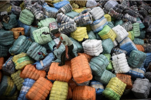 那坡查获一批走私入境的境外废旧衣物布条