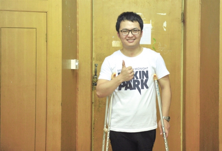 赖明辉身残志坚的独腿学霸