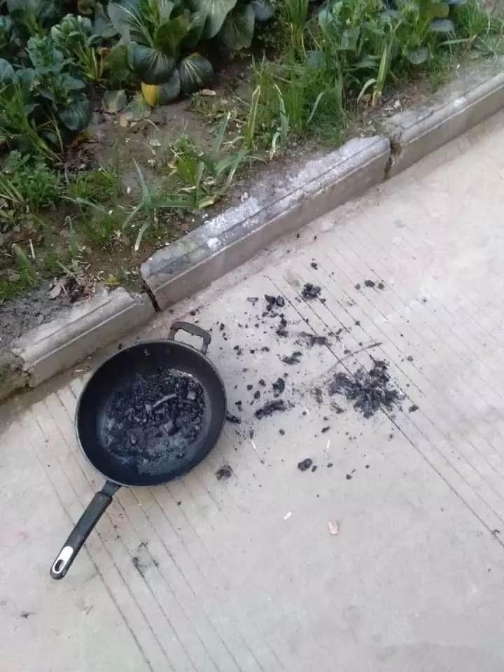 被烧焦的炒锅