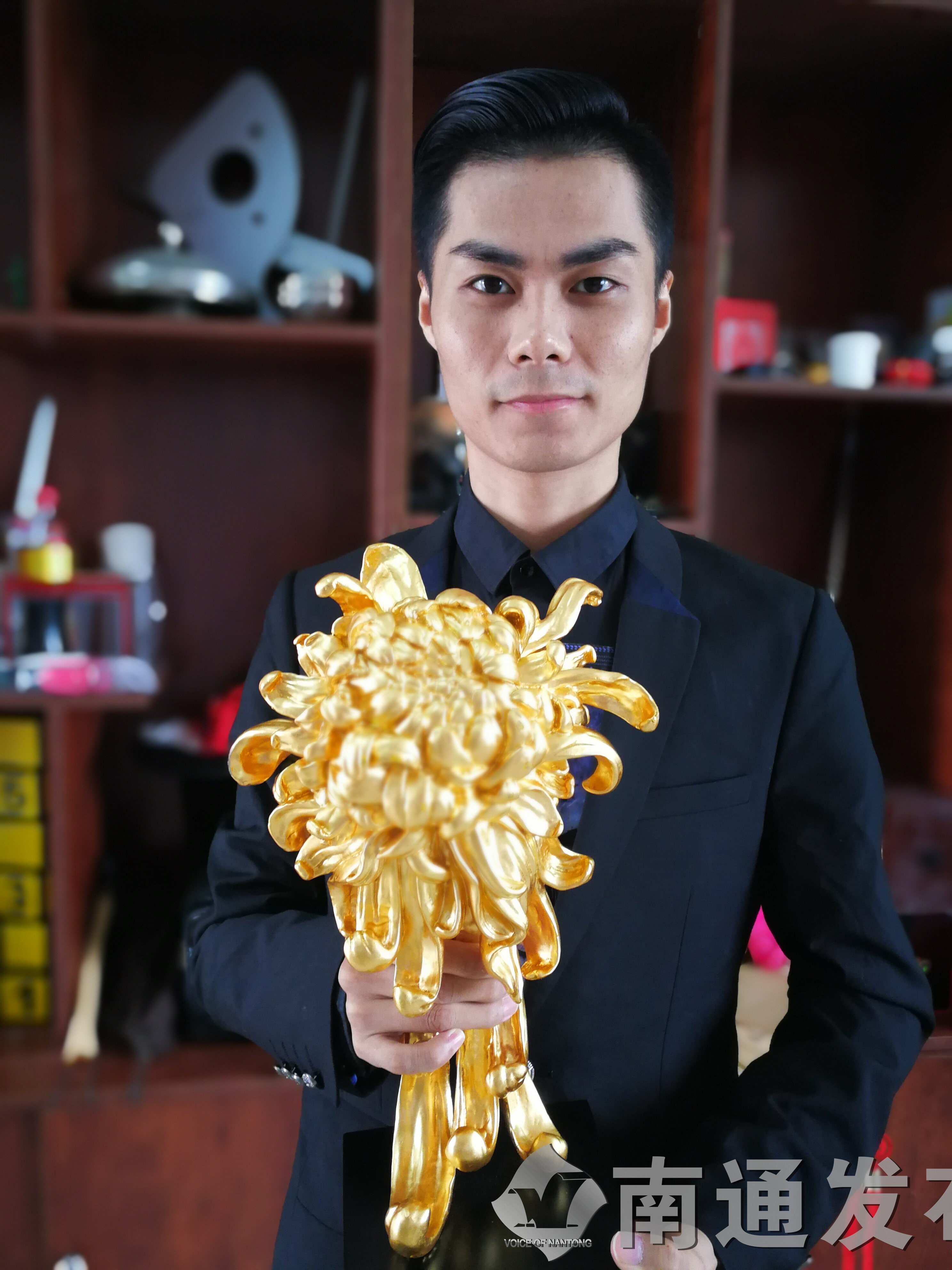 朱明珠手捧"金菊奖"奖杯