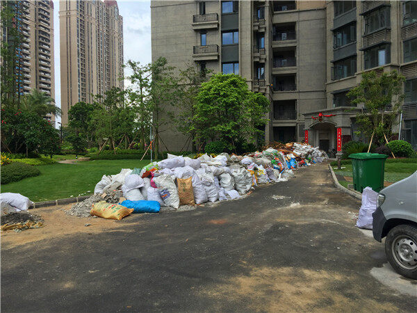 濠江区恒大金碧御景湾有大量建筑装修废料随意堆放.
