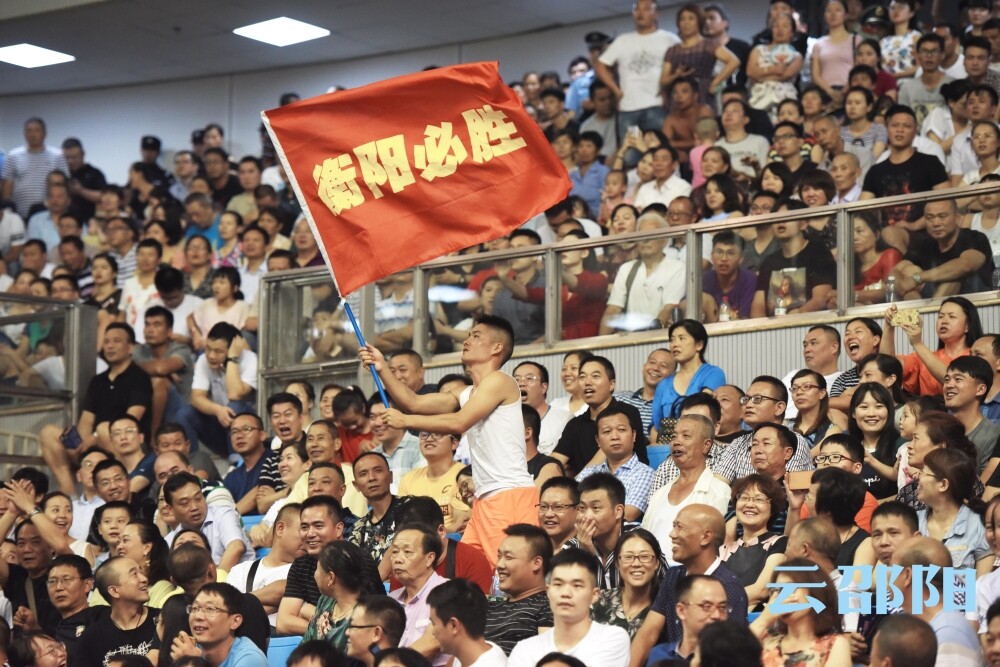 一位观众为衡阳队摇旗呐喊助威