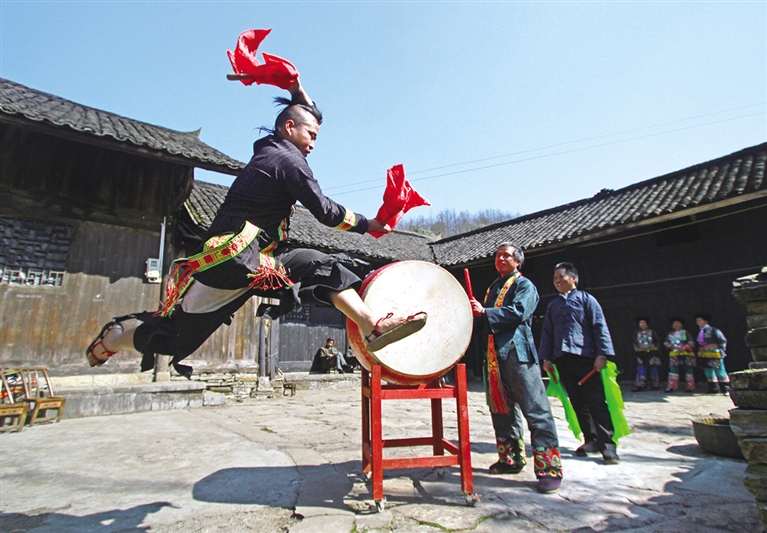 他个人传承苗族鼓舞已有28年,弟子近200人,主要在本县和吉首市矮寨镇
